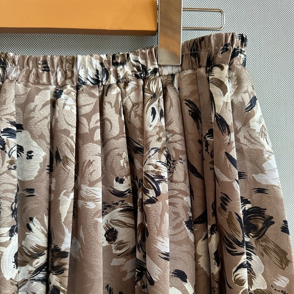 Vintage Floral Pleated Skirt | Rose Print | Dark Cream Satin-Like Fabric Size S - Picture 3 of 7
